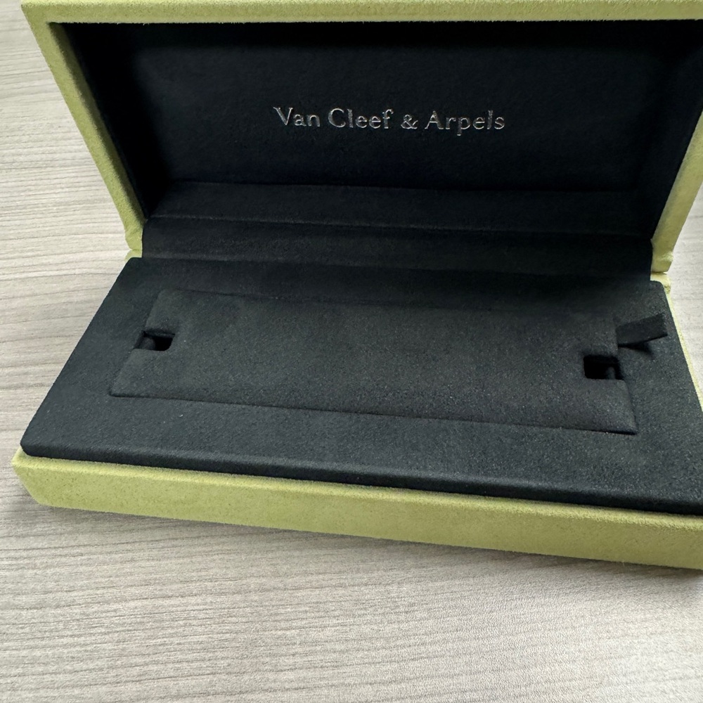 Van Cleef & Arpels Sueded Bracelet Box- New - Picture 3 of 4